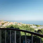 New In Arcadia,sea View דירה